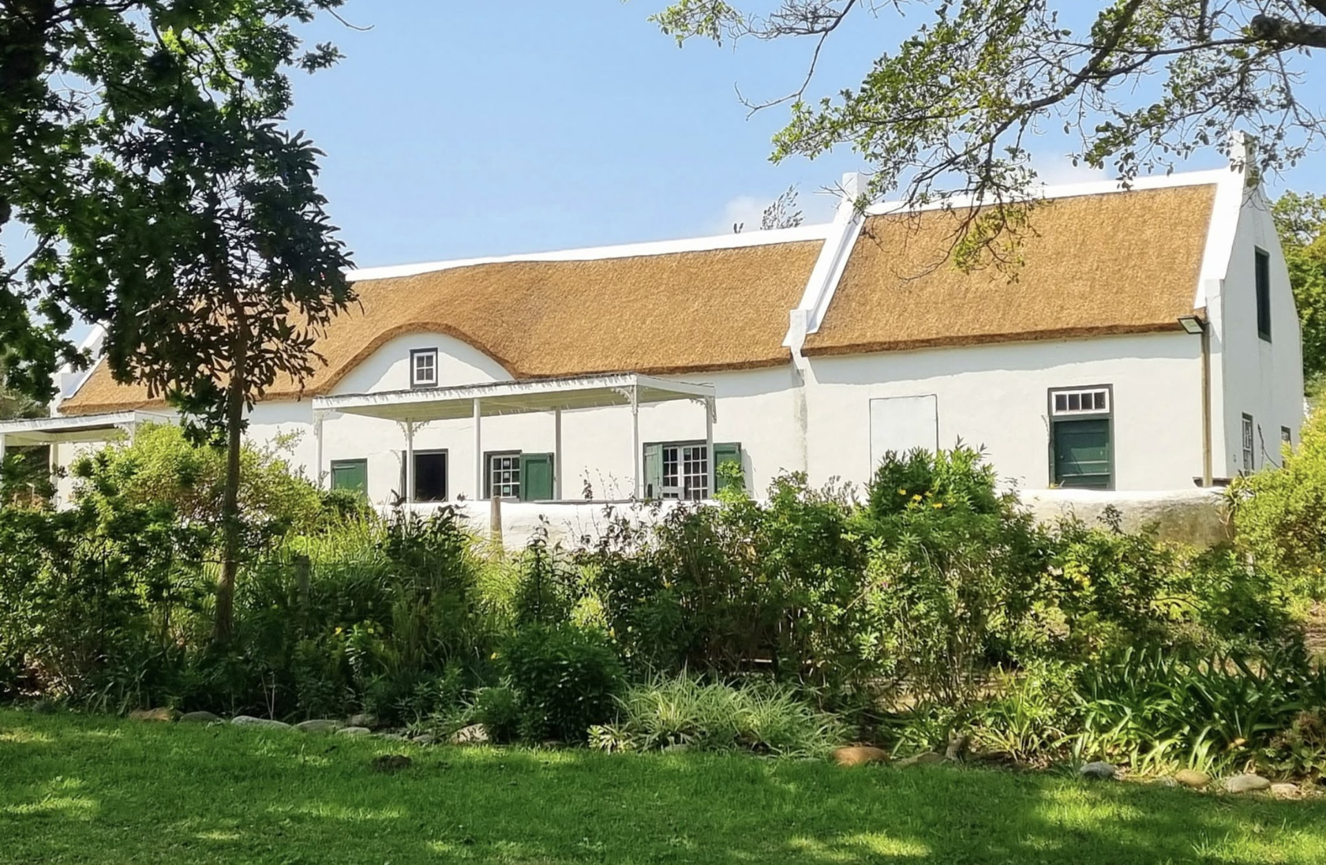 The 260-year-old thatched Zanddrift heritage house in daylight